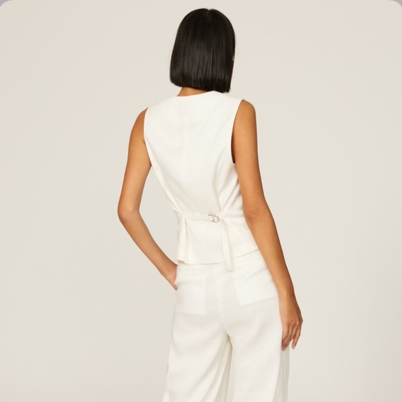 Elegant White Sleeveless Top - Picture 2 of 6